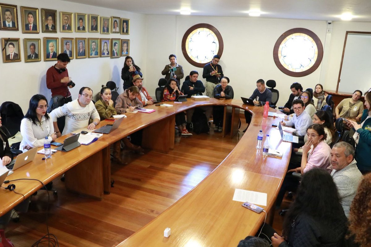 anateresabernal's tweet image. Acompañamos en el Concejo de Bogotá la reunión con la Secretaria de @Educacionbogota , docentes y concejales para revisar las implicaciones de la Circular 008, una medida que rompe procesos de acompañamiento esenciales para niños, niñas y adolescentes, especialmente aquellos con…