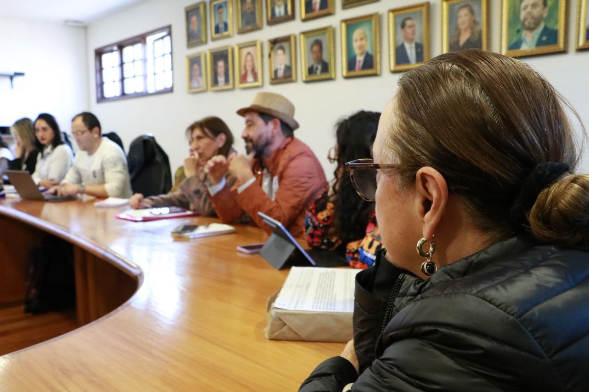 anateresabernal's tweet image. Acompañamos en el Concejo de Bogotá la reunión con la Secretaria de @Educacionbogota , docentes y concejales para revisar las implicaciones de la Circular 008, una medida que rompe procesos de acompañamiento esenciales para niños, niñas y adolescentes, especialmente aquellos con…