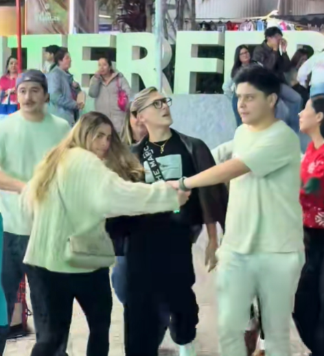 PublinewsGT's tweet photo. Video: ¡Nueva moda! Peter Véliz con cordón de seguridad, el influencer recreó la entrada viral de los HELLO MUCHÁ en una convención. La respuesta de Josy Esteban fue épica. ¡Tienes que leerlo! 📌
https://t.co/iNXf5ctNON #PeterVeliz #HelloMucha #FarándulaGT #PublinewsGT https://t.co/zW2w9hP8Ka