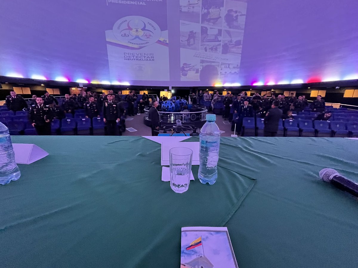 Agradezco a la Casa Militar presidencial y al grupo de seguridad técnica presidencial por esta gentil invitación.. Siempre dispuesta aportar con los altos intereses nacionales, la seguridad y la protección ciudadana.. hoy conversamos de la guerra híbrida que vive el país 🇪🇨