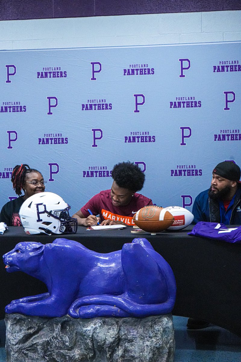 EmilianoDuke's tweet photo. It’s official I’m very blessed to be commited and signed to Maryville College and I’m excited for what god has in store for me and I’m ready to get to work! GO SCOTS!!! @Jake_Flaherty_8 @ConnorPylkas_FB @coachmilan3 @QBCoachFox @MCScots @MCScotsFootball https://t.co/kM6VeoENv8