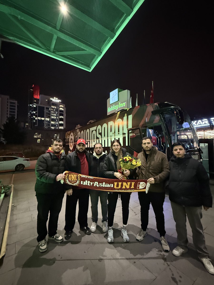 uAUNIHacettepe's tweet photo. ANKARA CİMBOMA DEPLASMAN DEĞİL!

Kadın voleybol takımımızı yarın oynanacak mücadele öncesi konaklayacakları otelde ziyaret ettik. 
📍 Ankara 
#ultrAslanUNI
#uAUNIHacettepe
#uAUNIAnkaraTemsilcilikleri https://t.co/Cq7SVBhCs5
