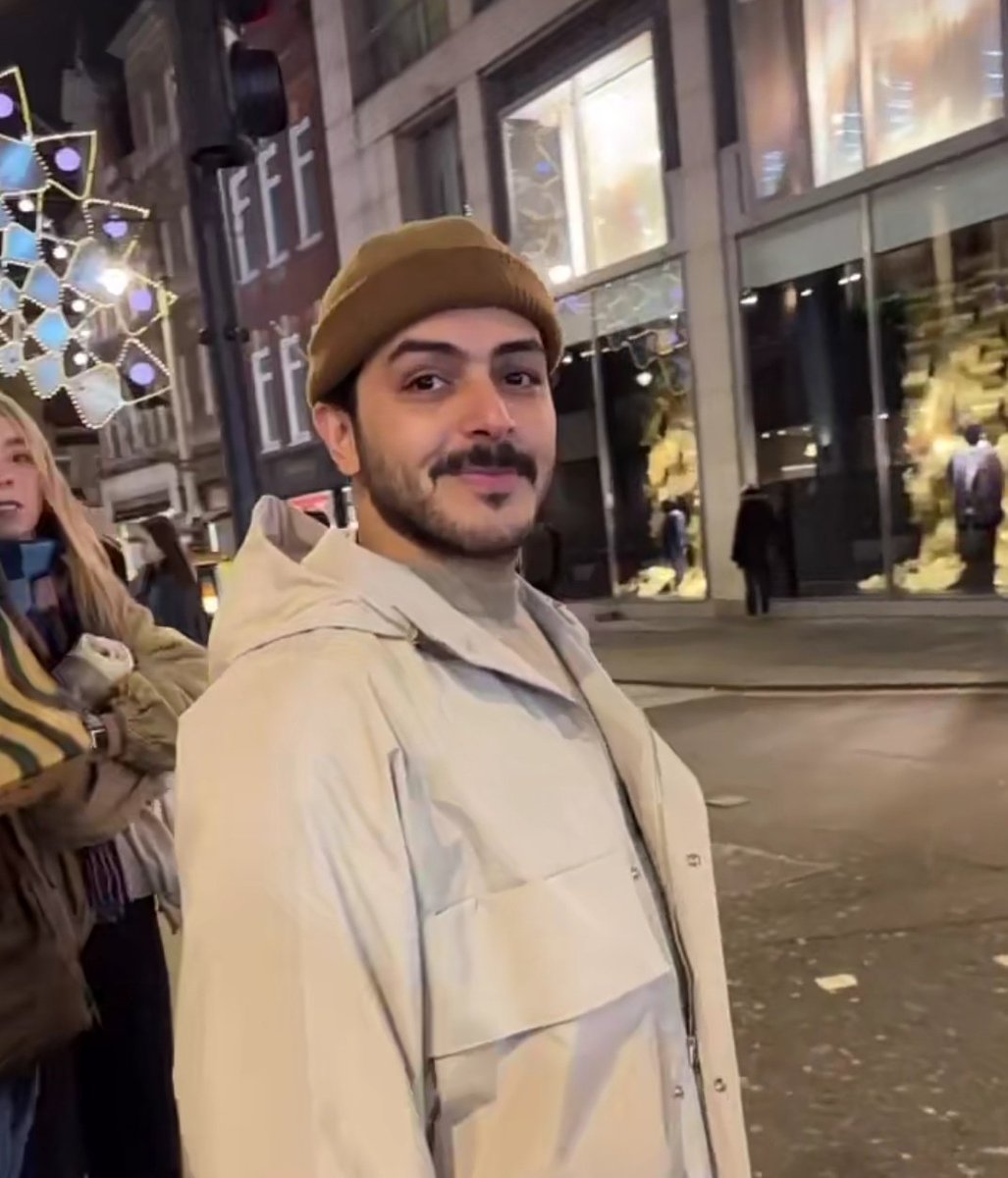 ✨️

النور كنّه من محياك مسروق 
والزين واجد بس ما يشبهونك ❣️

<a href="/snaif111/">سلطان بن نايف</a>