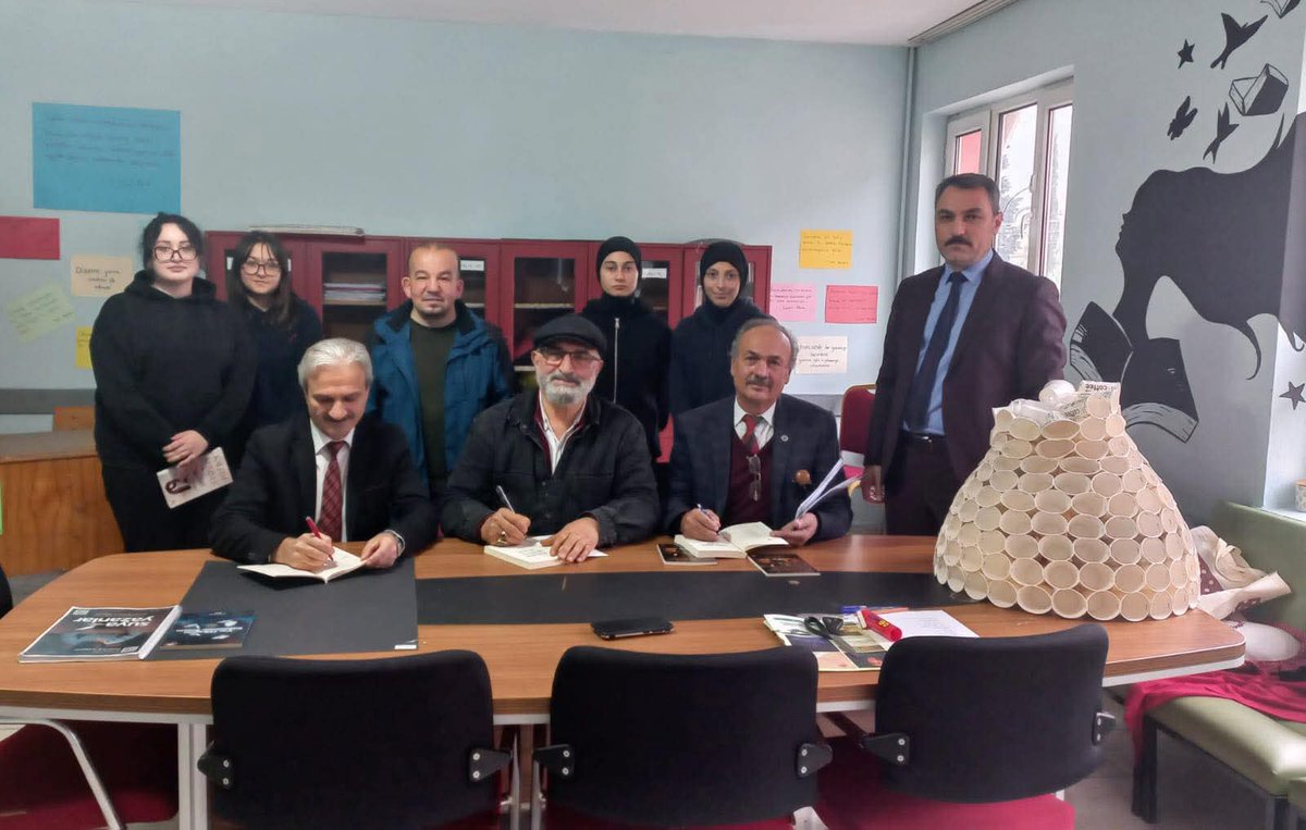 kt1461's tweet photo. İki okulda iki ayrı söyleşi https://t.co/e8sNqLy0an