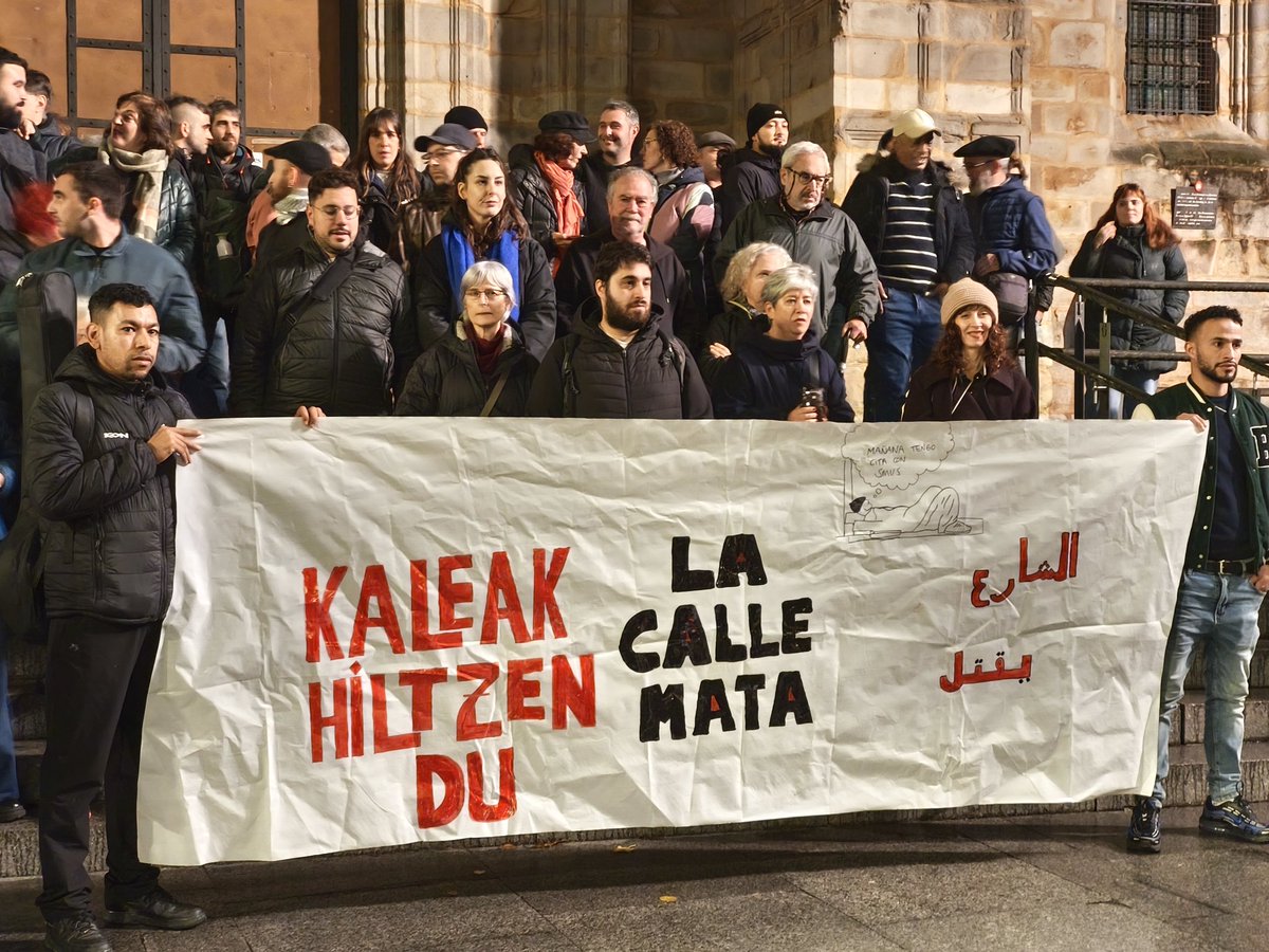 Hemos participado convocadas por diversos colectivos en la concentración de denuncia de las agresiones sufridas por distintos vecinos de #Atxuri en los últimos meses

Kaleak. Pobreziak. Arrazakeriak hiltzen dute. Ez dute lekurik gure auzoetan. Erasoen aurrean azokideak irmo