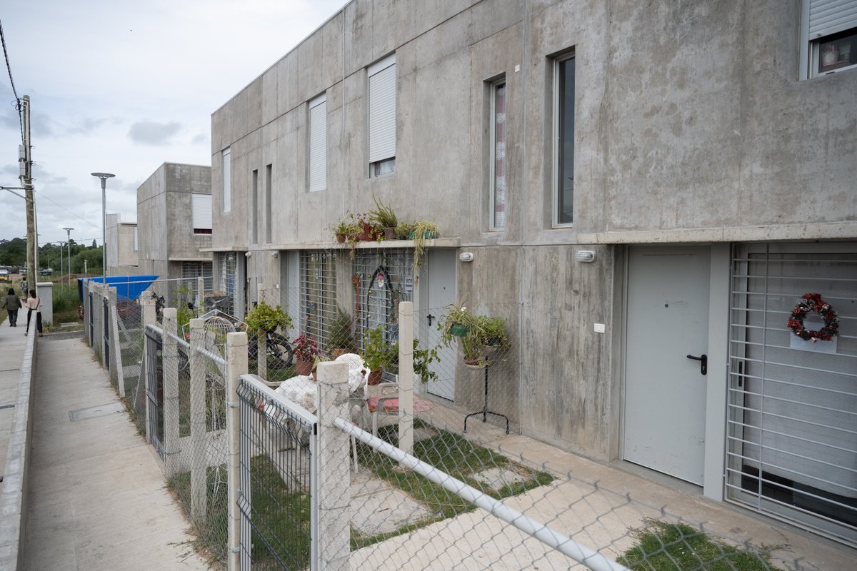 montevideoIM's tweet photo. 40 familias tienen un nuevo hogar 🏘️

Inauguramos el complejo habitacional Mazarino, que forma parte de la relocalización de los asentamientos La Chacarita y Azara/Albion, junto al @Mvot_Uruguay en el marco del Plan Avanzar 🙌 https://t.co/Gn2x95xxCf