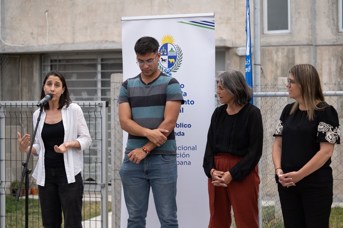 montevideoIM's tweet photo. 40 familias tienen un nuevo hogar 🏘️

Inauguramos el complejo habitacional Mazarino, que forma parte de la relocalización de los asentamientos La Chacarita y Azara/Albion, junto al @Mvot_Uruguay en el marco del Plan Avanzar 🙌 https://t.co/Gn2x95xxCf