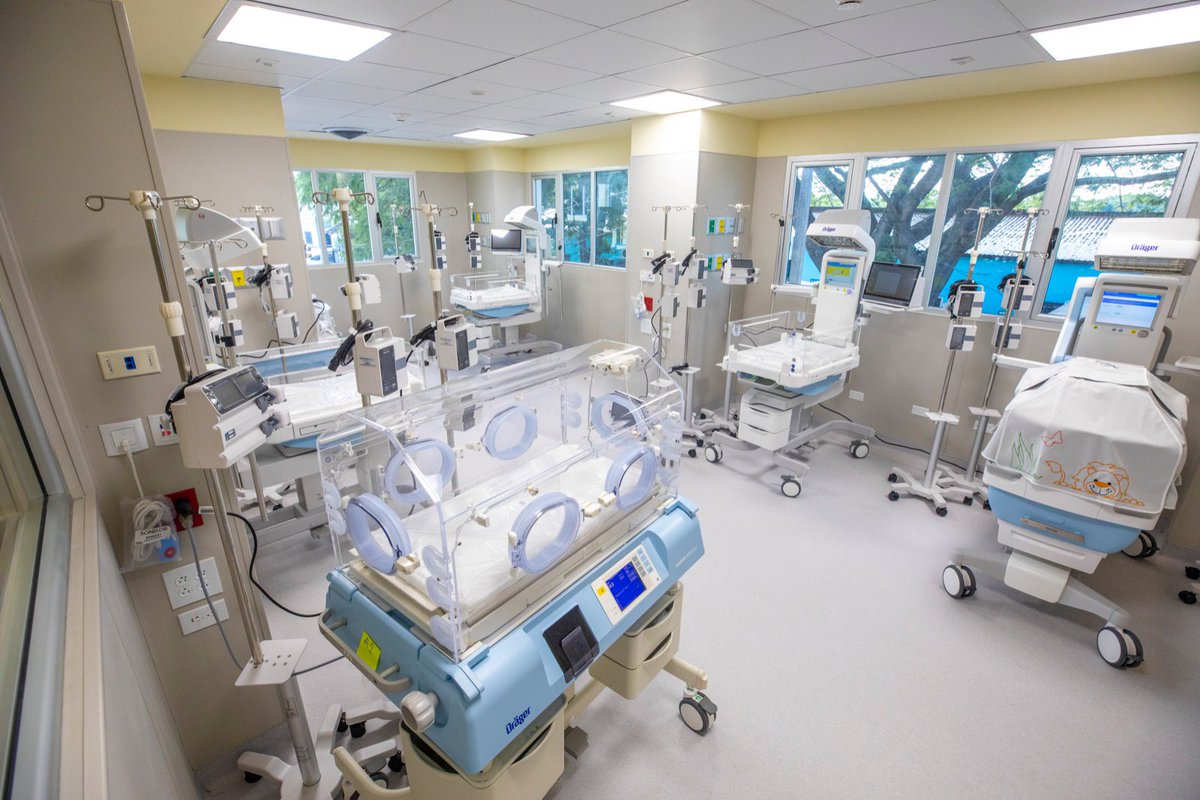 HectorZelaya's tweet photo. Representando a la Presidenta @XiomaraCastroZ junto a la ministra de salud, Carla Paredes, la gobernadora de Comayagua y diputados de la zona inauguramos este día en Comayagua el nuevo Centro de Cuidados Intensivos Neonatales del Hospital Santa Teresa. Un espacio moderno, equipado con 23 cunas especializadas de última generación, tecnología de punta, sala de cuidados intensivos y múltiples áreas diseñadas para proteger la vida desde el inicio. Este es el segundo de los 5 centros neonatales que entregamos como parte del compromiso por modernizar la infraestructura hospitalaria y garantizar atención digna a nuestras niñas y niños.

Honduras cierra este período con una reducción histórica del 27.4% en la mortalidad materna. Un logro nacional que muestra que cuando se trabaja con voluntad y con amor por el pueblo, los resultados llegan.

La Presidenta lo dijo bien: Misión Cumplida, Honduras.