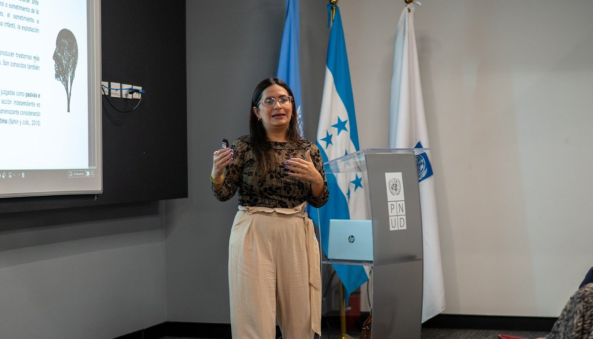 PNUDHonduras's tweet photo. En el marco de los #16dias, desarrollamos un espacio para comprender cómo la #violencia contra las mujeres impacta la vida familiar, comunitaria y laboral.
Con @LiDestephen, profundizamos en estos efectos y en acciones para fortalecer entornos + seguros y libres de violencia 🙅♀️. https://t.co/efBSWHwrMP