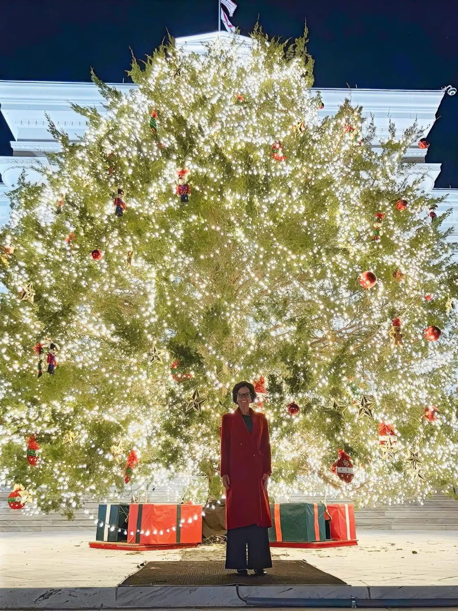 NicoleforAL's tweet photo. One of my favorite traditions every December is visiting the Alabama State Capitol Christmas Tree. The Eastern Red Cedar is from #BullockCounty, and the sight is truly majestic. If you are in downtown Montgomery, stop by! #Our67 #MontgomeryAL #MontgomeryCounty #FitzpatrickAL https://t.co/jpDYGfnyQv