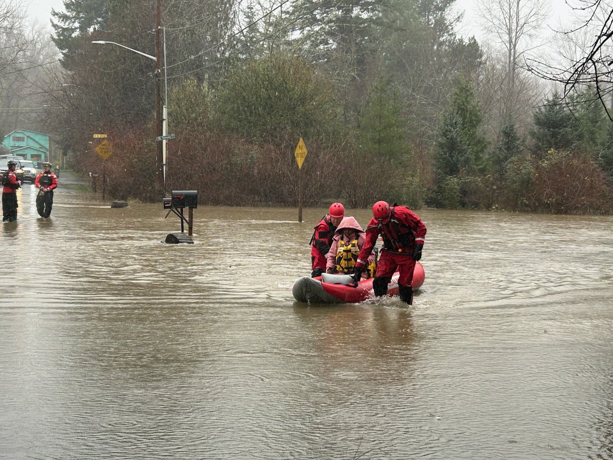 EastsideFire's tweet image. EF&amp;amp;R provided assistance with a swiftwater rescue in Snoqualmie due to flooding. Two adults and one child were not injured but relocated to drier ground. The waters will continue to rise. Please plan ahead and stay aware of rising water.    #wawx