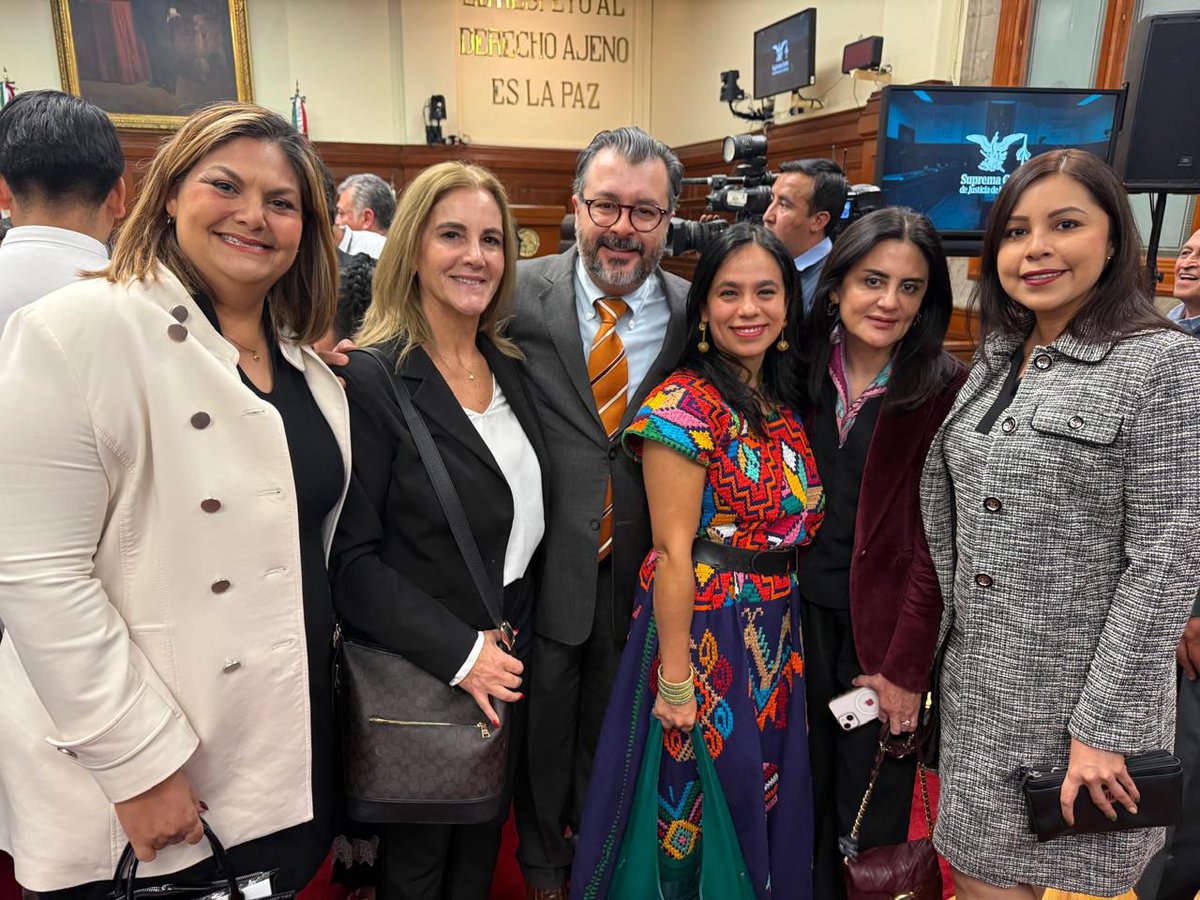 TEPJF_GDL's tweet image. 📸 La Magistrada Presidenta Rebeca Barrera Amador asistió al 1er Informe de Labores del Ministro Presidente Hugo Aguilar Ortiz. Destacó que este informe impulsa la transformación del sistema judicial y reafirma el compromiso de la SRG con una justicia más abierta y democrática.