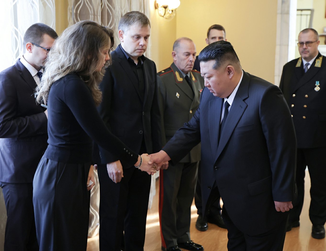 زعيم كوريا الشمالية يزور مقر السفارة الروسية للتعزية بسفيرها الراحل (إكس)