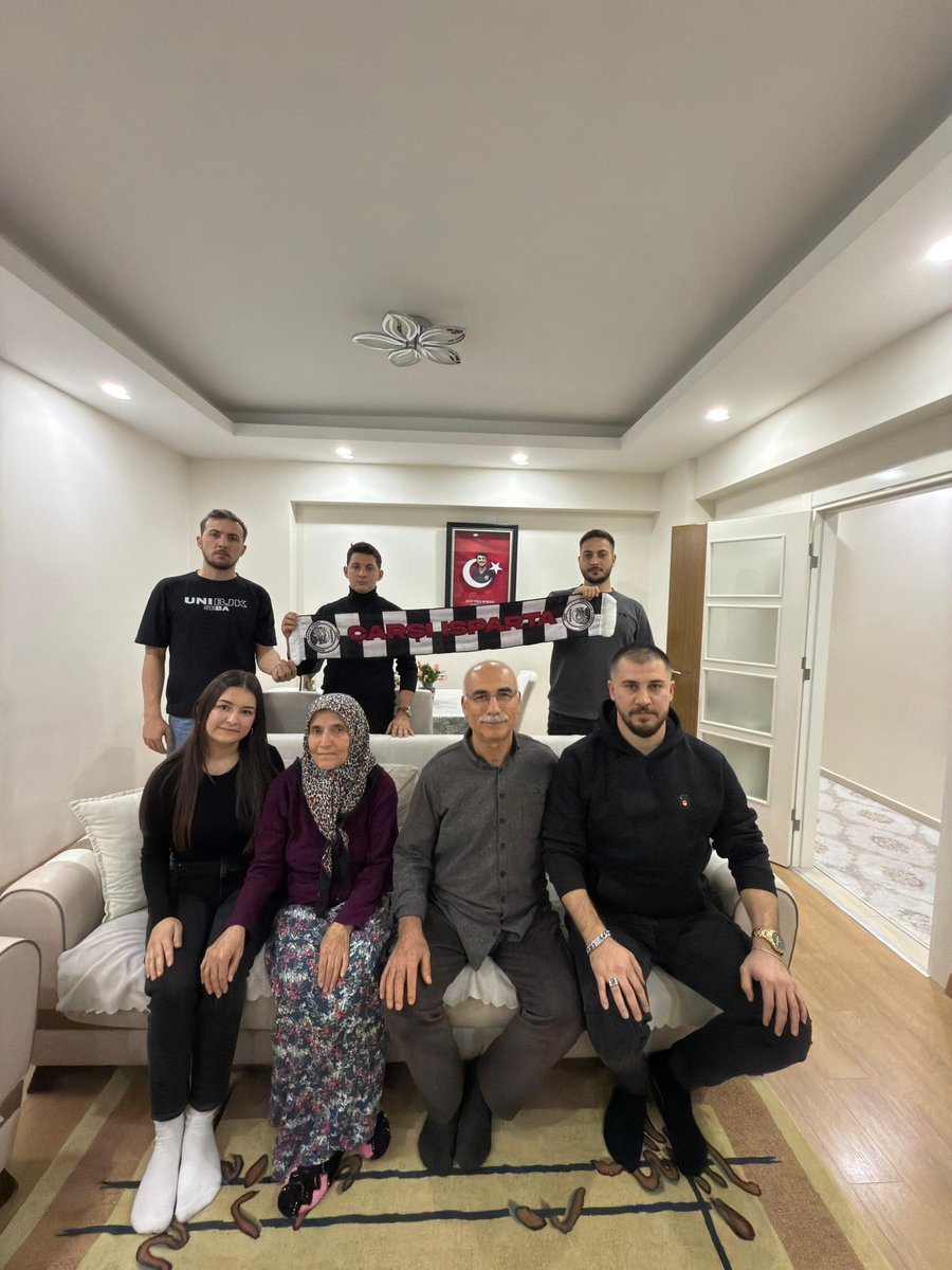 🤲🏼 1903 Burdur Beşiktaşlılar Derneği, 1903 Isparta Beşiktaşlılar Derneği, Çarşı Burdur ve Çarşı Isparta üyeleri; 10 Aralık 2016’da Beşiktaş Stadı’nda gerçekleşen hain terör saldırısında şehit düşen Polis Memuru Durmuş Öcalan’ın kabrini ve ailesini ziyaret etti.