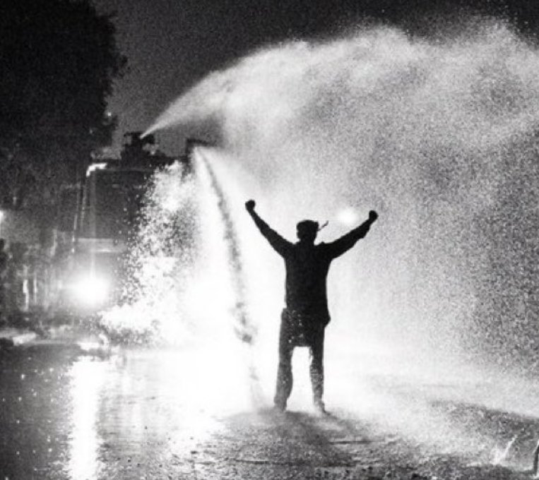 فوجی ظلم کی یادگار تصویر:
   اندھیری رات میں نہتے لوگوں اور بزرگ خواتین پر ٹھنڈے پانی کی توپیں چلانا صرف بے غیرت اور ڈرپوک پاگلوں کا ہی کام ہو سکتا ہے مگر انہوں نے یہ تصویر بنوا کر اس تاریخی جدوجہد کو امر کر دیا ہے - اب یہ تصویر دنیا بھر میں چین کے ٹینیامین اسکوائر کی ٹینک کے