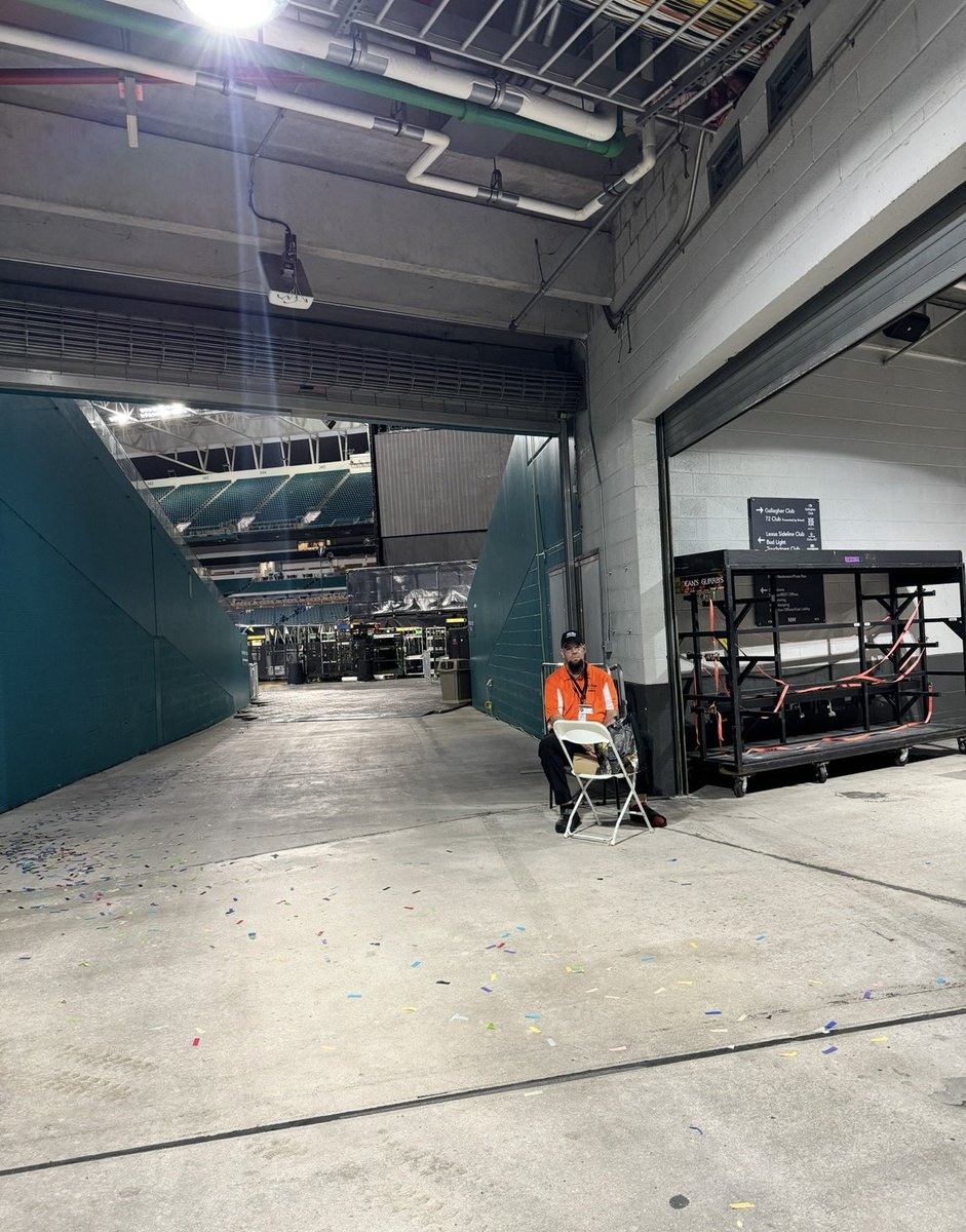 couldbfun's tweet image. Throw back to when we got to go back stage at the eras tour &amp;amp; see the outside of Taylor’s dressing room 🥹 (the confetti on the ground and seeing the stage 😭😭😭)