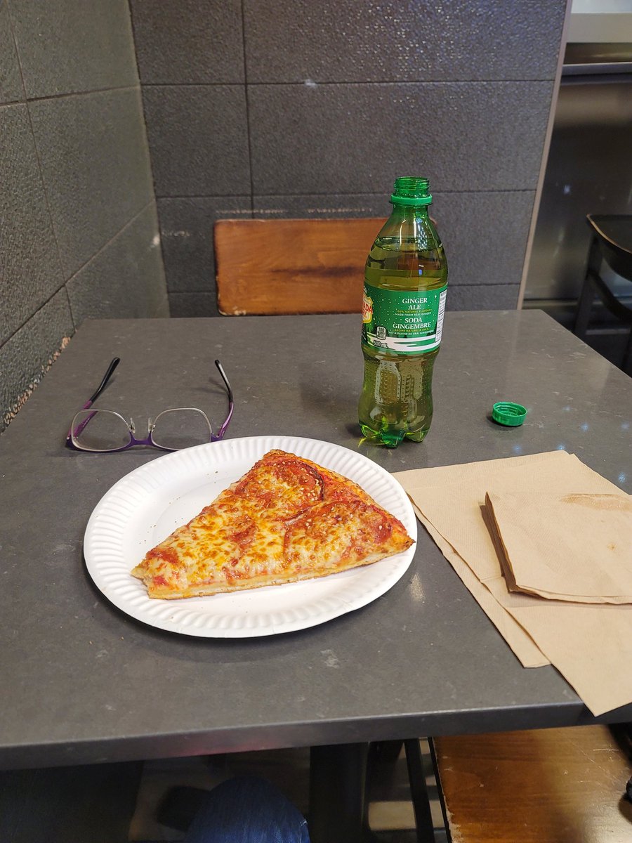 lynda3035's tweet image. #WednesdayMood #LotsofRain #PizzaTime 🙄🌧☔️🍕🥤