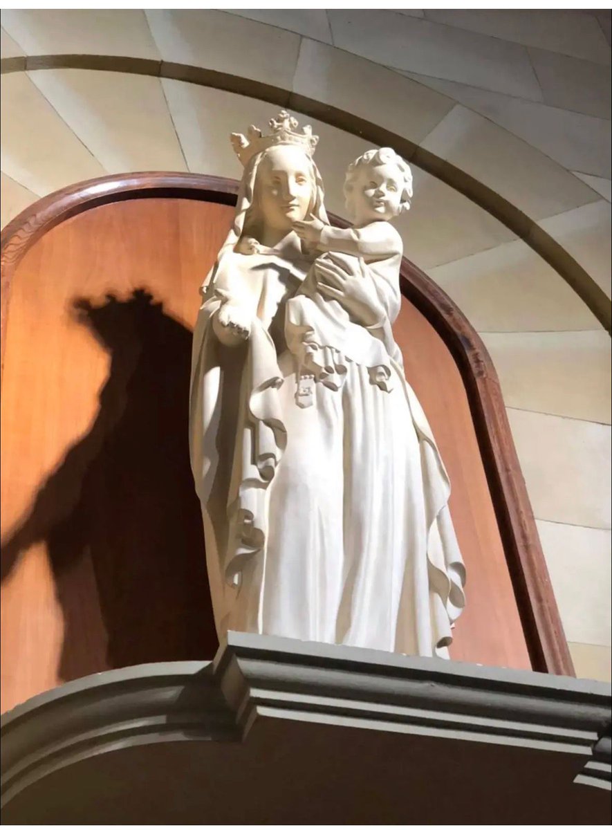 Con 4 años me llamó la atención su ausencia d policromía
Los años siguientes seguía en el altar sin reparar en ella salvo los 10 Diciembre,su fiesta 
Me despedí dejandola atrás  como al colegio
Hoy,en un chat d antiguas alumnas,ha vuelto 
Hoy me doy cuenta d lo única q era
#Monte