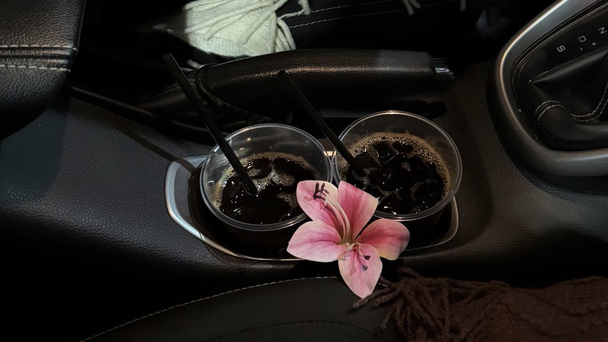 وشاح دافئ،
فرة بآرجاء الليَّل—-