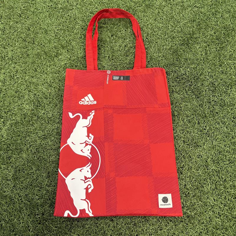 RBNYHelp's tweet image. 🎁12 Days of M+🎁

Day 9:
- Black Polo Shirt (S-L)
- Jersey Tote Bag
- Alexander Nameplate
- Holiday Pack w/ Waistpack (Auction)

Link: newyorkredbullsmembers.com/login