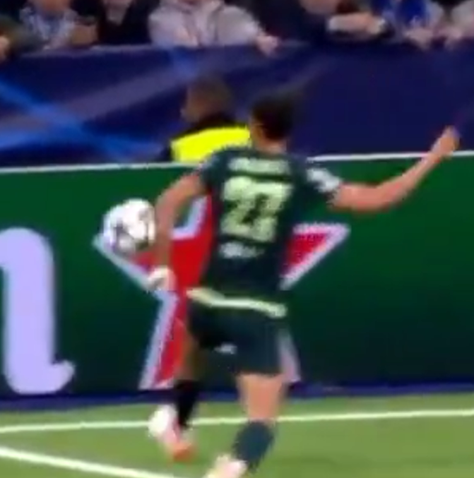 Bazı Fenerbahçelilerin "kol bitişik/kapalı, omuza çarpıyor" diye yutturmaya çalıştığı pozisyon.