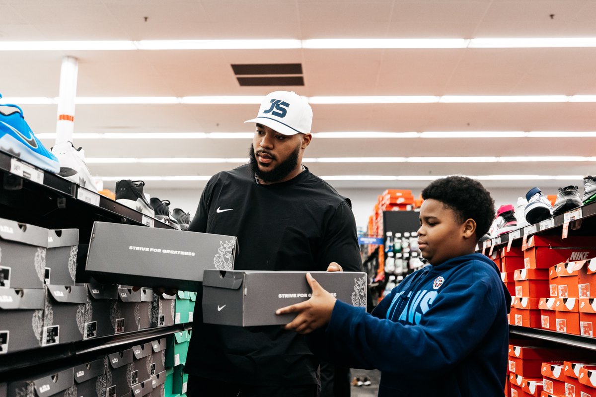Titans's tweet photo. Jeffery Simmons spread Christmas cheer with kids from @BigBroBigSisMT by treating them to an @Academy shopping spree

RT to vote #WPMOYChallenge x @GrindSimmons94 @nationwide https://t.co/ZZCZ7goxtH