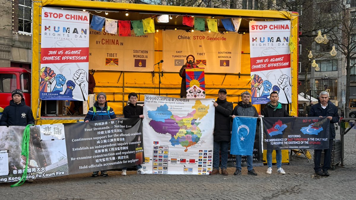 12月10日是世界人權日，本黨成員劉飛龍等粵獨人士一同出席荷蘭阿姆斯特丹水壩廣場的示威活動，並上台演說，抗議中國對南粵及各地人民的人權侵犯。

December 10 is World Human Rights Day. Our member Lau Feilong and other Cantonia independence advocates, participated in the demonstration at