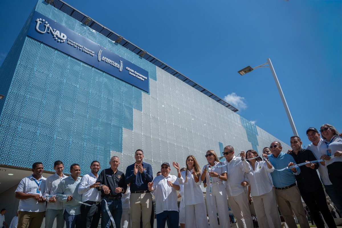 GobdelCesar's tweet photo. Escribimos en la historia educativa del Cesar un nuevo capítulo: inauguramos la sede de la Universidad Nacional Abierta y a Distancia, UNAD, en el municipio de Curumaní, una iniciativa liderada por el exgobernador Luis Alberto Monsalvo. 

Los jóvenes del centro del Cesar ya no tendrán que irse a otras zonas del país, incurriendo en gastos económicos y la lejanía de la familia. Ya hay 6 mil alumnos matriculados en esta nueva sede y se espera que la cantidad aumente cada año siguiente.

El acto inaugural fue liderado por la gobernadora @elviamilenasd, en compañía del rector nacional de la @UniversidadUNAD, Jaime Leal, el alcalde de Curumaní, @HermesMartinezU, comunidad educativa y medios de comunicación. 

🧵