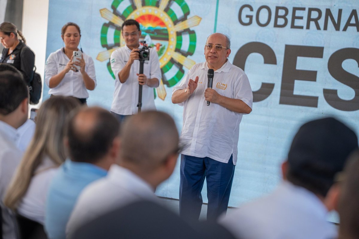 GobdelCesar's tweet photo. Escribimos en la historia educativa del Cesar un nuevo capítulo: inauguramos la sede de la Universidad Nacional Abierta y a Distancia, UNAD, en el municipio de Curumaní, una iniciativa liderada por el exgobernador Luis Alberto Monsalvo. 

Los jóvenes del centro del Cesar ya no tendrán que irse a otras zonas del país, incurriendo en gastos económicos y la lejanía de la familia. Ya hay 6 mil alumnos matriculados en esta nueva sede y se espera que la cantidad aumente cada año siguiente.

El acto inaugural fue liderado por la gobernadora @elviamilenasd, en compañía del rector nacional de la @UniversidadUNAD, Jaime Leal, el alcalde de Curumaní, @HermesMartinezU, comunidad educativa y medios de comunicación. 

🧵