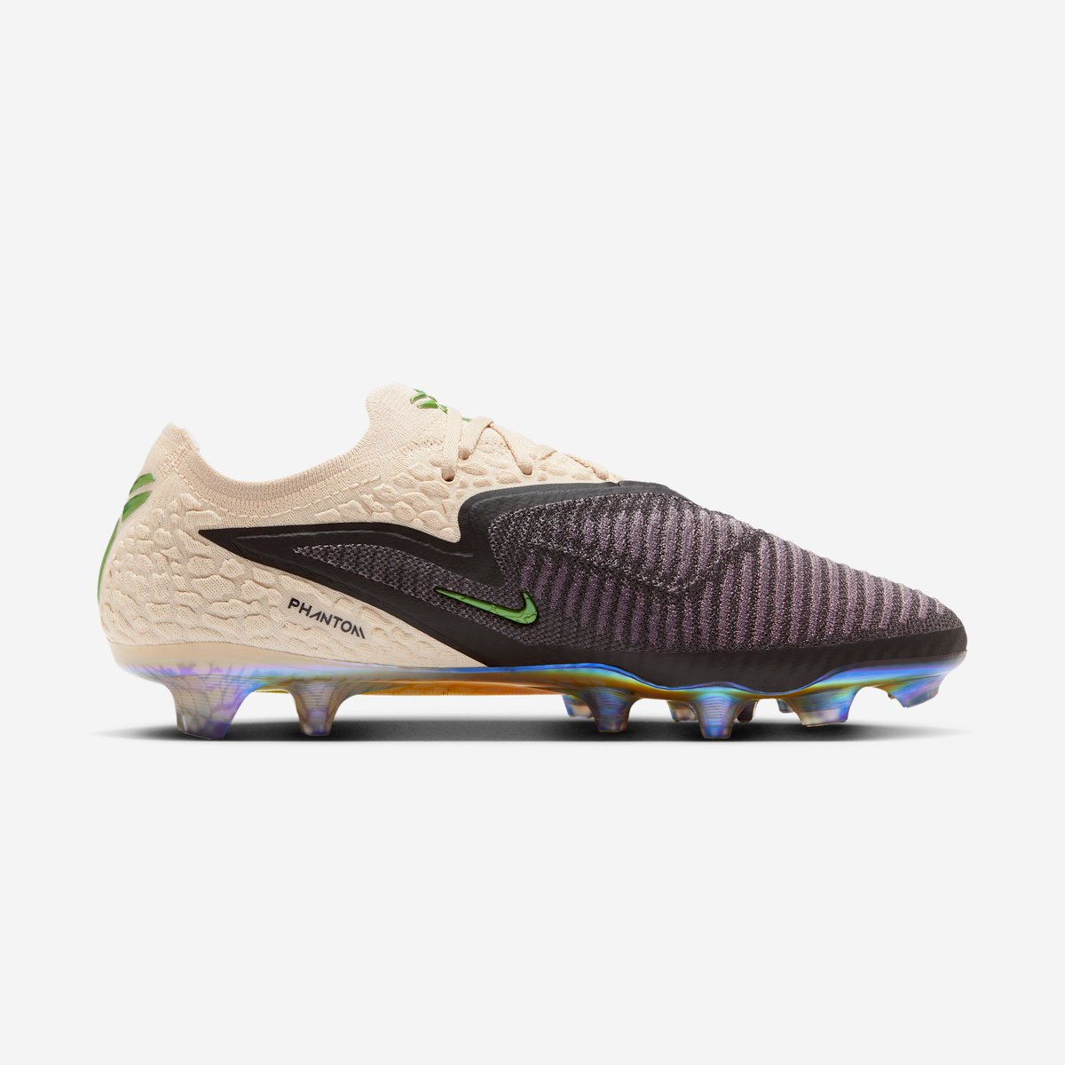 ImagesByStashed's tweet image. Official images for the Nike Phantom 6 Low Elite FG x Kobe Bryant Phantom 'Black'