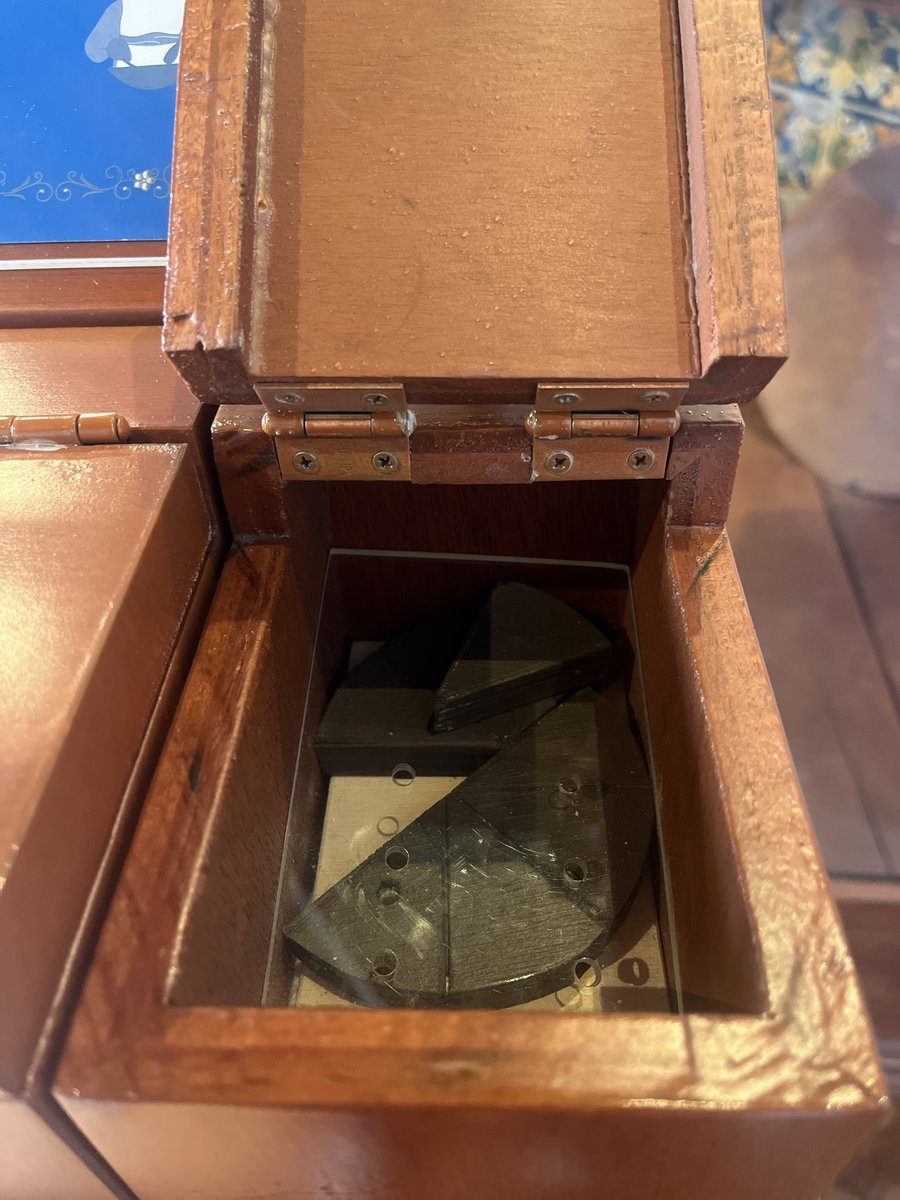 #SabíasQue el chocolate era uno de los alimentos más preciados en el viaje transpacífico. Mientras casi todos los víveres se echaban a perder rápidamente, solo la carne de los animales vivos y el chocolate se mantenían en buen estado para los pasajeros.