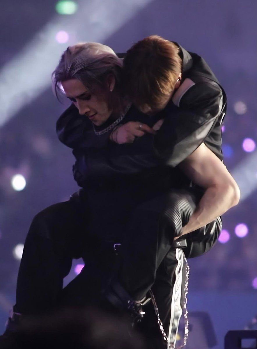 chansbobaeyes's tweet image. seungmins arms wrapped all the way around chans chest clinging onto him while he leans his head down to be closer to him LETS ALL EXPLODE AND DIE PLEASE