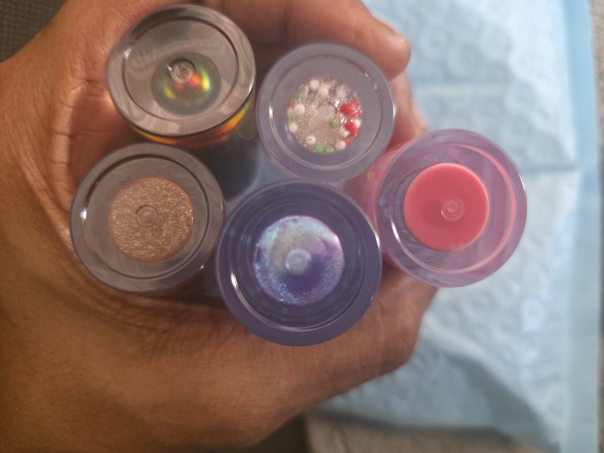 QuentinTurner's tweet image. baciami lip gloss🥰🧠🥰
#baciami #baciamilips #lipgloss #art #makeup