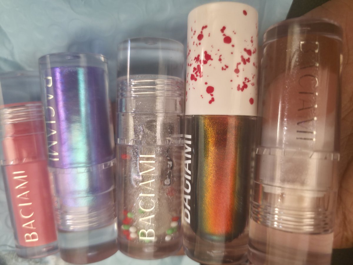 QuentinTurner's tweet image. baciami lip gloss🥰🧠🥰
#baciami #baciamilips #lipgloss #art #makeup