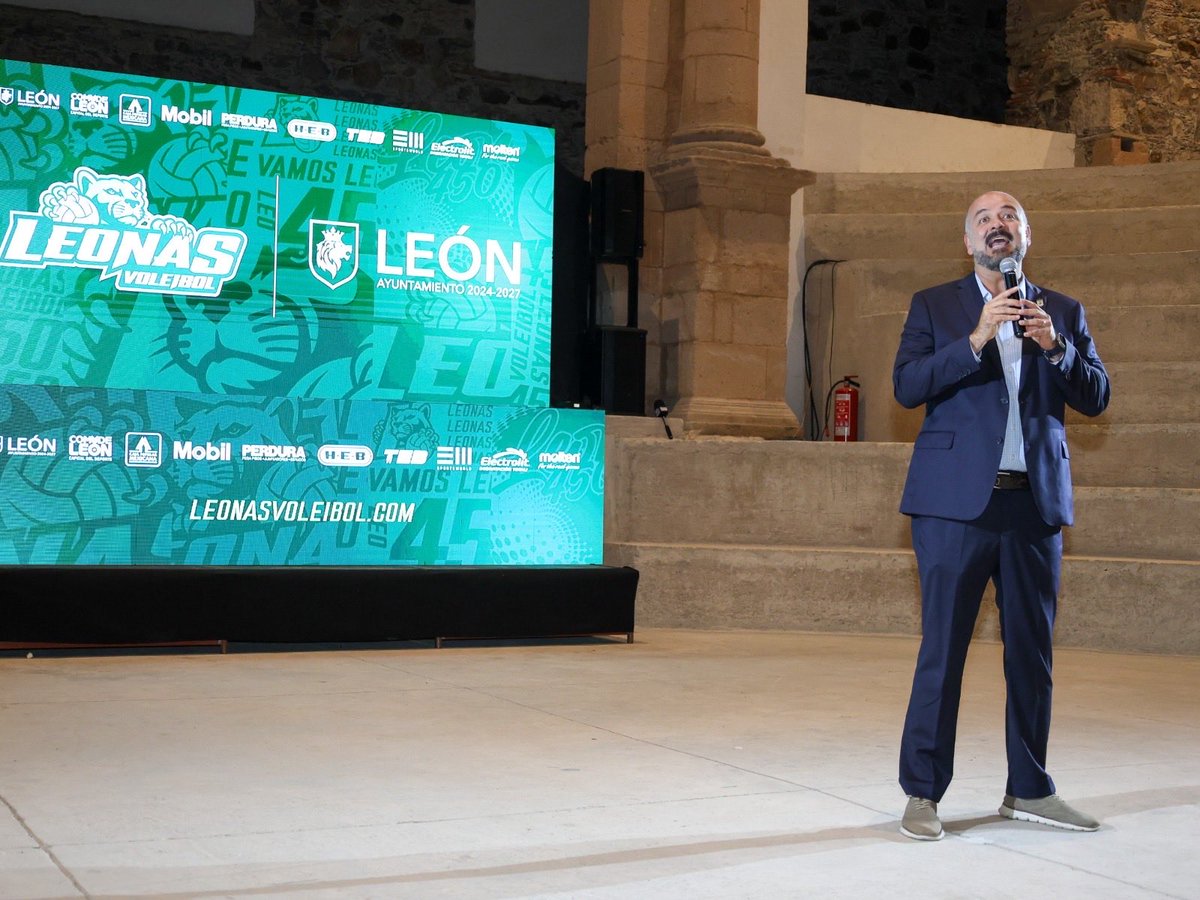 Nuestra alcaldesa <a href="/AleGutierrez_mx/">𝗔𝗹𝗲 𝗚𝘂𝘁𝗶𝗲́𝗿𝗿𝗲𝘇</a> vistiendo la de Gala 🤩💚

Silbatazo inicial de nuestras autoridades ¡El Voleibol profesional llegó a León! 🦁🏐

Gracias por impulsar en conjunto al deporte en nuestra ciudad 🙏

#SomosLeonas