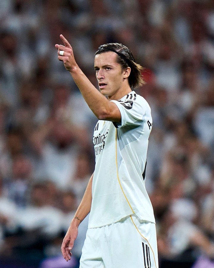 كنز لا يقدر بثمن .. 

يلعب مع جناح غير مبالي ومايساند مع ذلك ماسك الجهه اليسار كامله لحاله 

بالجانب الدفاعي والهجومي 10/10 

من زمان ماشفت ظهير بالتوازن ذا ، محظوظين فيه 

صفقة الموسم