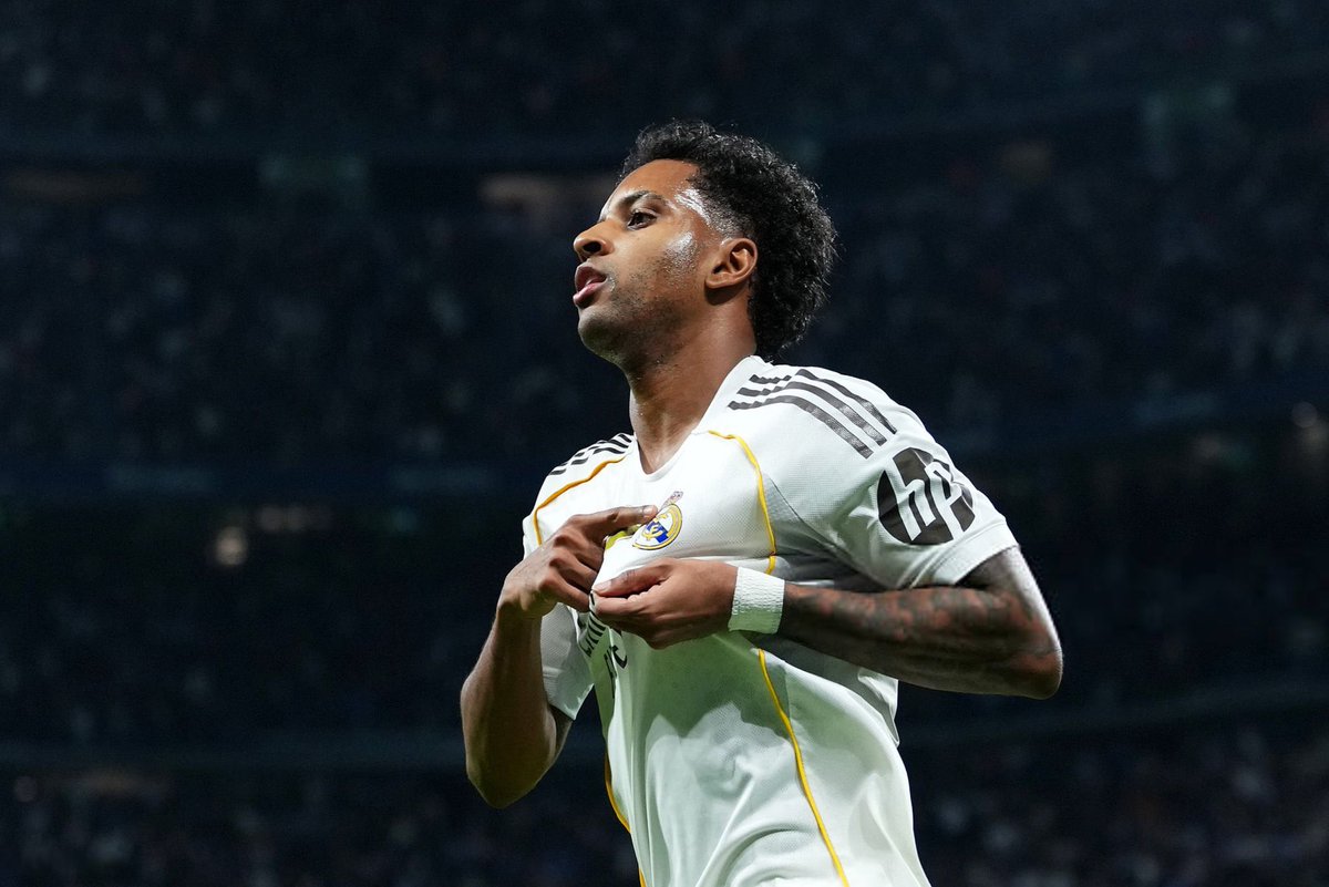 ModricBdr's tweet image. من بداية الموسم وهو دكة وتعرض لجميع انواع الضغوطات وبالمقابل ؟ لعب مباراة عن جميع مباريات فينيسيوس هذا الموسم ، قدم درس لأشباه اللاعبين عن اللعب من اجل الشعار 

شكراً رودريغو ، هاردلك لك فقط