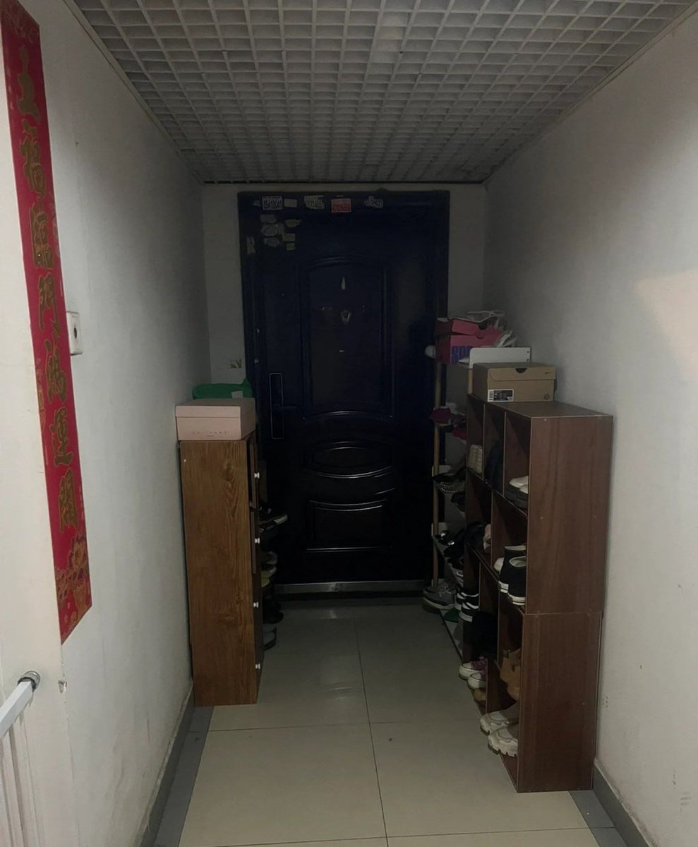 Glamberts5336's tweet photo. 宽敞卧室里的漂亮鞋柜，各种鞋子让人眼花缭乱 #鞋控 #少妇 #玉足 #平底拖鞋 #高跟鞋 #街拍 https://t.co/P6G2ZDCLm9