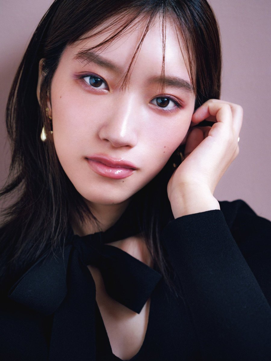 #片岡凜 さんが挑戦💄
(<a href="/questionzombies/">片岡凜</a>)

ブラックコーデがしゃれ見えする
曖昧ヌードカラーメイク🖤
biteki.com/make-up/make-u…