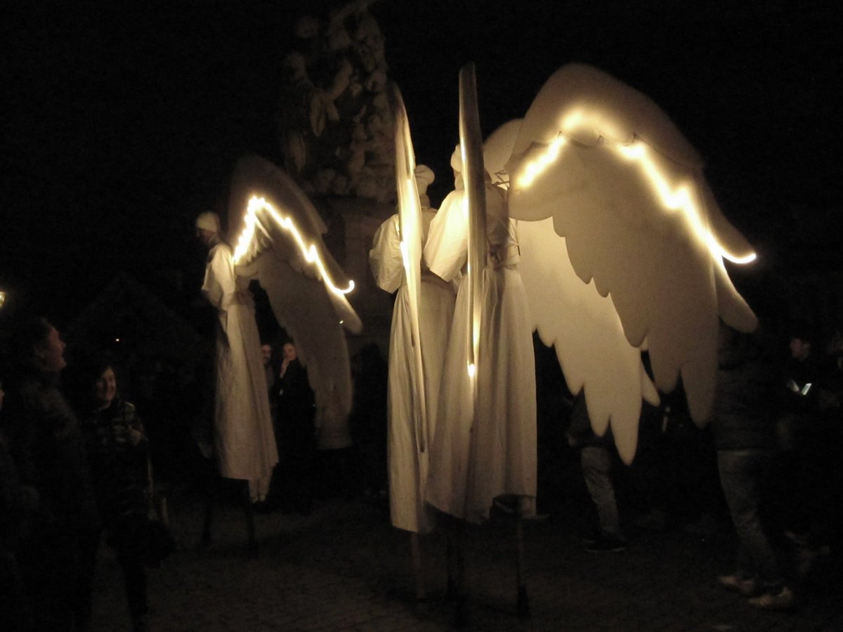 우연찮게 마주친 퍼포먼스? 중 제일 인상 깊었고... 실제로 보면 더 거대하고 발이 안 보여서 진짜 공중에 뜬 미카엘 같았다