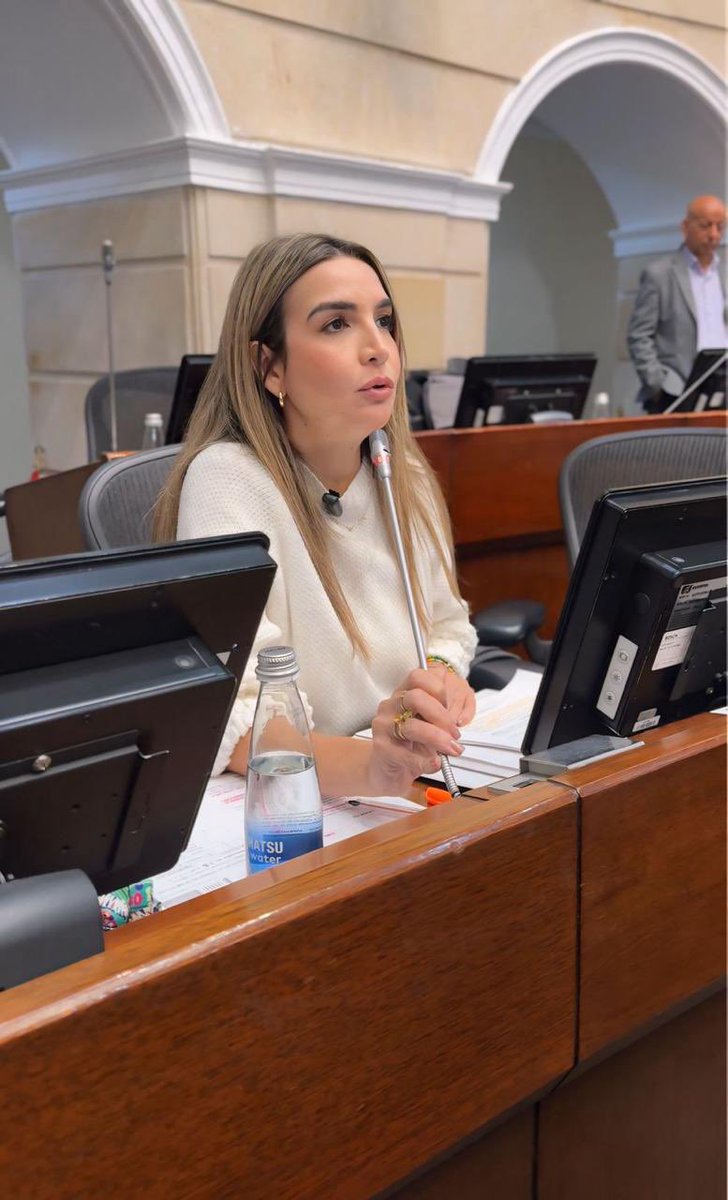 nadiablel's tweet photo. Gran noticia por la salud de los los colombianos!
El Senado aprobó en último debate nuestro proyecto de ley de #VIH que busca garantizar prevención, diagnóstico temprano y tratamiento integral para los pacientes. 

En un país donde cada año se registran 20 mil nuevos casos, avanzar hacia una política pública multi sectorial no es solo necesario: es urgente!