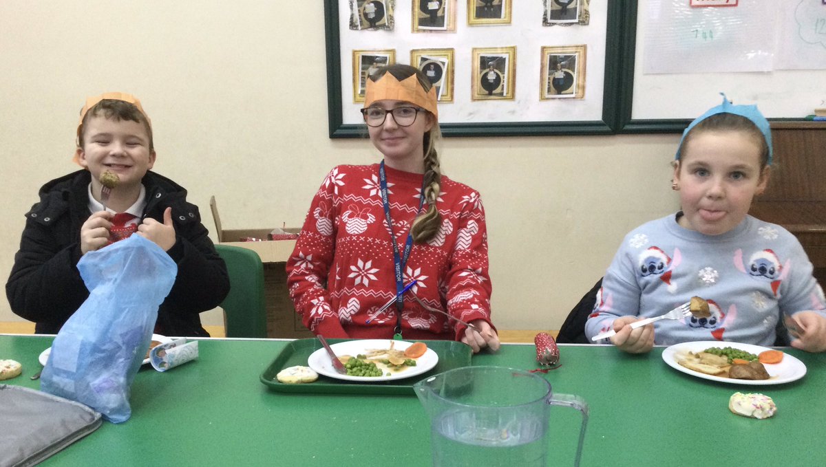 Lakeside_school's tweet photo. Community Christmas dinner. Thank you @Chartwells_UK for a lovely meal and staff/Governors for helping us at meal time. #communitytime #familylunch #festive #turkeyandcrackers https://t.co/hiE1GlmzPE