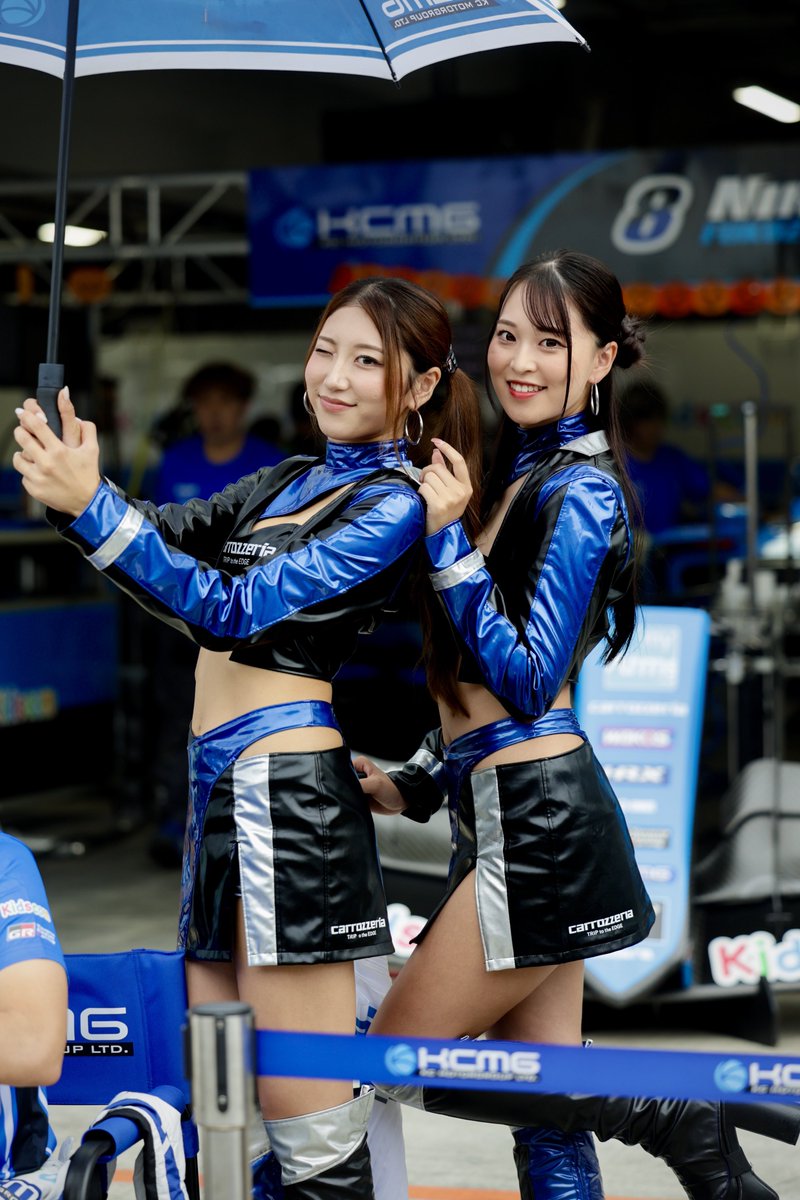 #木村夏珠 さん #KAJU さん
#知念佑 さん

この姿の撮影会だって
二人👭を撮れるって
最初で最後だって
このコスチューム姿は
見納めになるかもね

噂によるとサンタ🧑‍🎄にも

まだ参加できるってよ

#KCMG 
#carrozzeria
#carrozzeriaサポートガール
SuperFormula2025

festasole.net/20251213chinen…