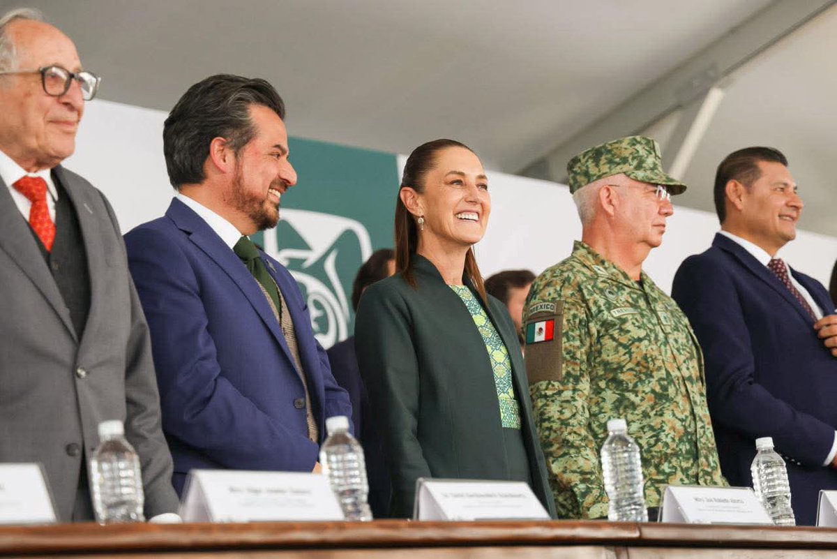 IMSSBCSOFICIAL's tweet photo. 📍 El titular del #IMSSBCS, Dr. Juan Gilberto Pérez Soltero, asistió a la #116AsambleaIMSS, encabezada por la Presidenta de México, Dra. Clauda Sheinbaum y el  Director Gral. del #IMSS @zoerobledo. https://t.co/DbMvEDR60b
