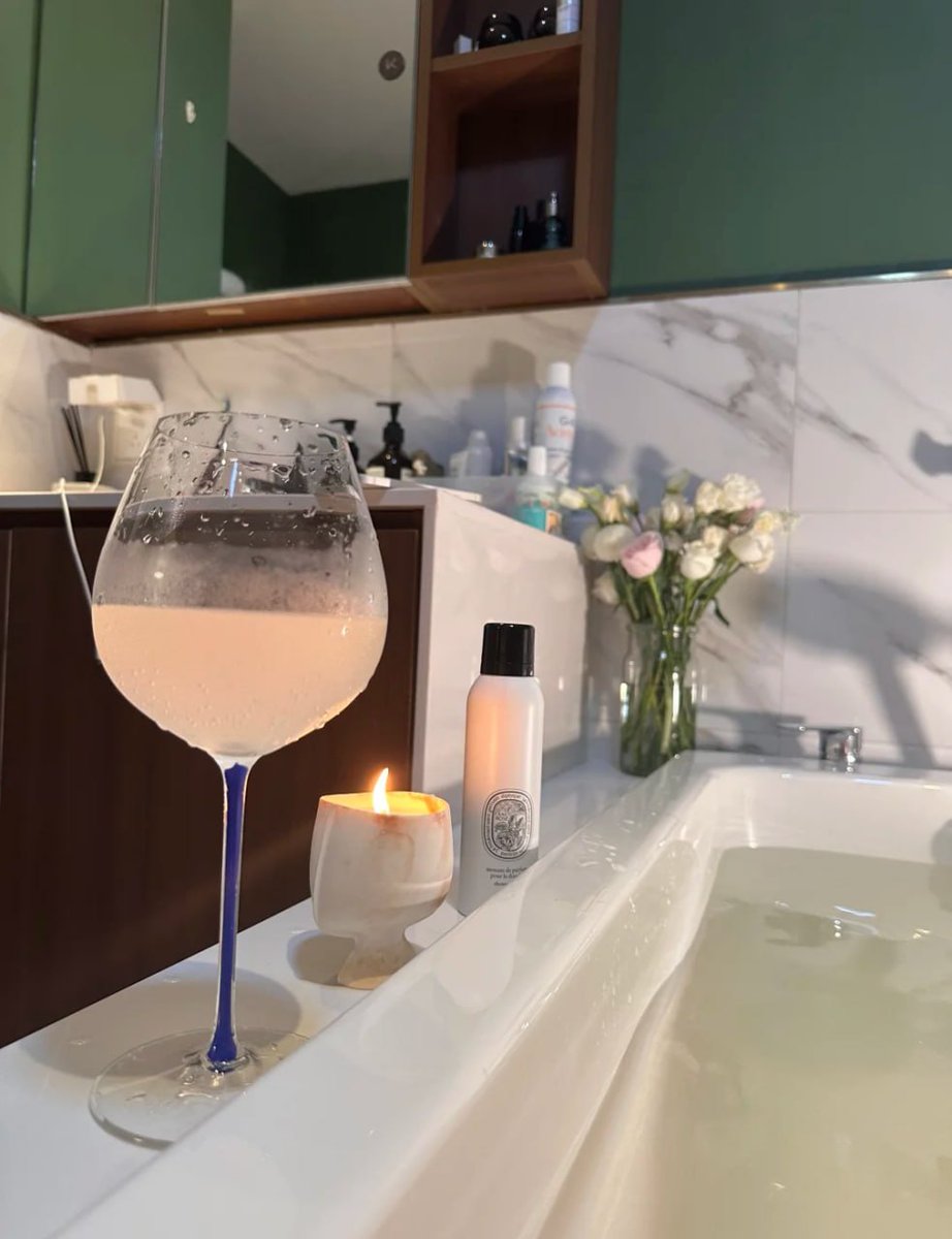 Yara1465's tweet photo. A moment of pure bliss with a candlelit bath a full wine glass and beautiful flowers the perfect recipe for ultimate relaxation 🛁 https://t.co/hrVWa1IoMv