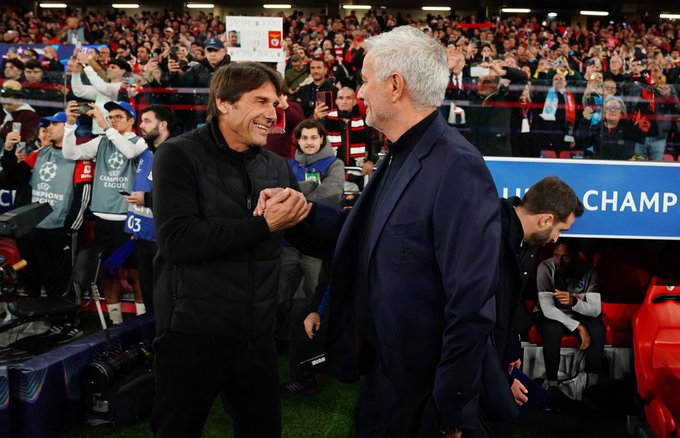 En dos meses el Benfica ha pasado de perder en casa 2-3 contra el Qarabag a ganar 2-0, sin dar opciones, al colider de la Serie A y al entrenador más en forma en Italia. 

JOSÉ MOURINHO.
