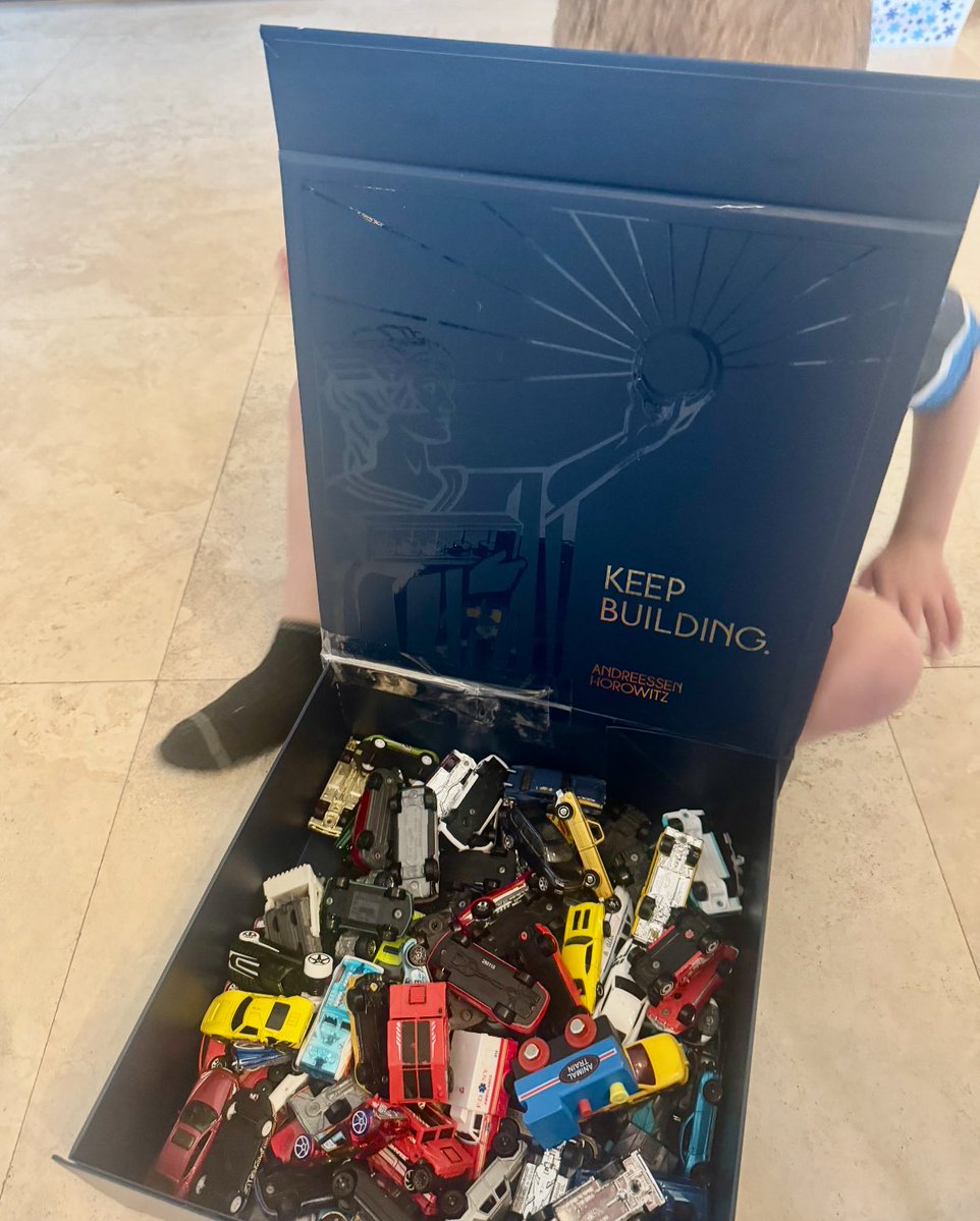 Dica profissional: coloque seu logotipo e nome em uma caixa realmente bonita para que ela possa ser usada para coisas mu