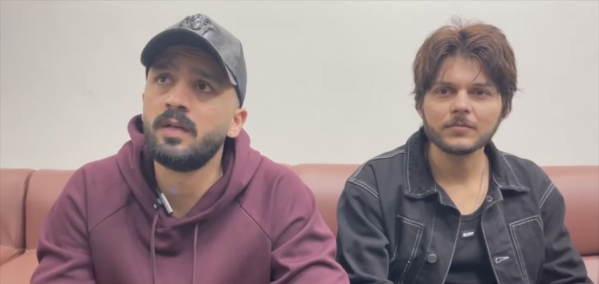 اگر ہم آج ان کا سوشل میڈیا پر بائیکاٹ شروع کر دیں تو یہ نمونے کسی کو منہ دکھانے کے قابل نہ رہیں 
اور پاکستان آرمی نے اپنی ساکھ بحال کرنے کیلئے ان ہونق چہروں کو چنا ھے 🤣