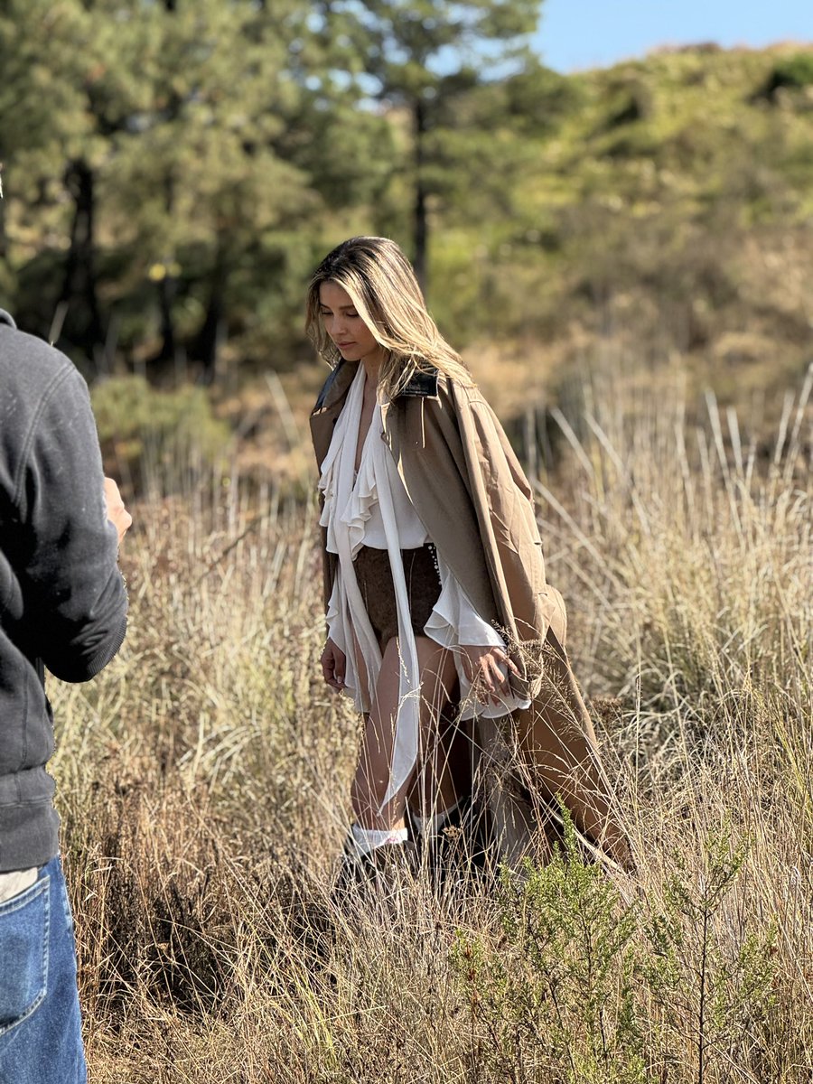 soypaulinagoto's tweet photo. Estas son algunas fotos de cuando grabamos #NavidadContigo 🎄 Estoy muy emocionada porque ya falta menos para que puedan escuchar la canción. 💕

Pre guarda aquí https://t.co/waTsx29CSz https://t.co/ACQnLUUtd3