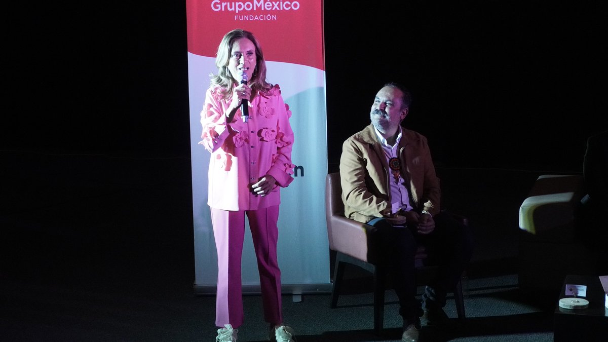 RodolfoTorresMX's tweet photo. Agradezco a Marcela Figueroa por la invitación, así como a todas las personas que compartieron sus testimonios al término de la función de la película "8 cuentos sobre mi hipoacusia" https://t.co/G3neq39DIL